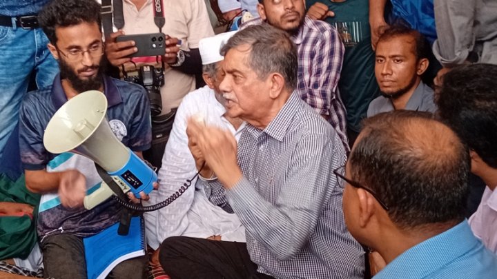 প্রয়োজনে লাশ হবো, তবু উপাচার্য পদত্যাগ না হওয়া পর্যন্ত অনশনে থাকবো’